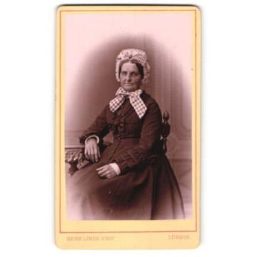 Fotografie Herm. Linde, Lübeck, Portrait ältere Dame in zeitgenössischer Kleidu