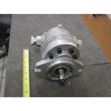 NEW CROSS HYDRAULIC PUMP # 300004