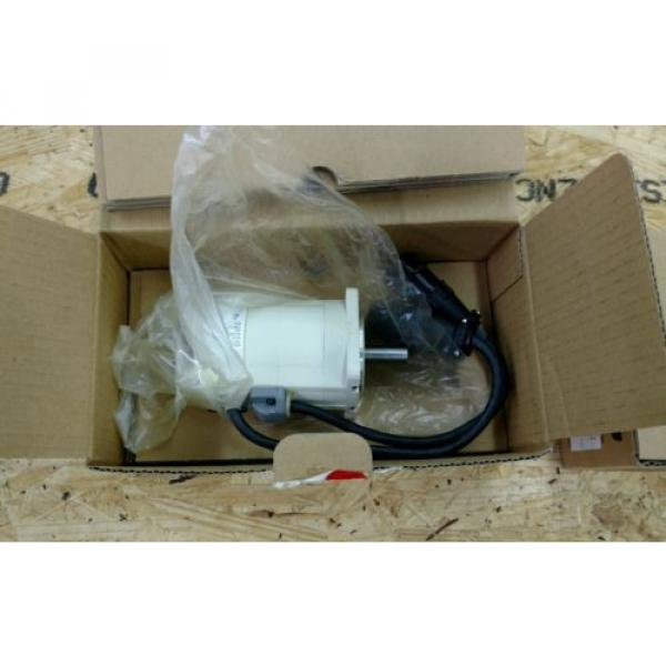 REXROTH INDRAMAT SERVO MOTOR MMD022A-030-EGO-CN Origin IN BOX #2 image