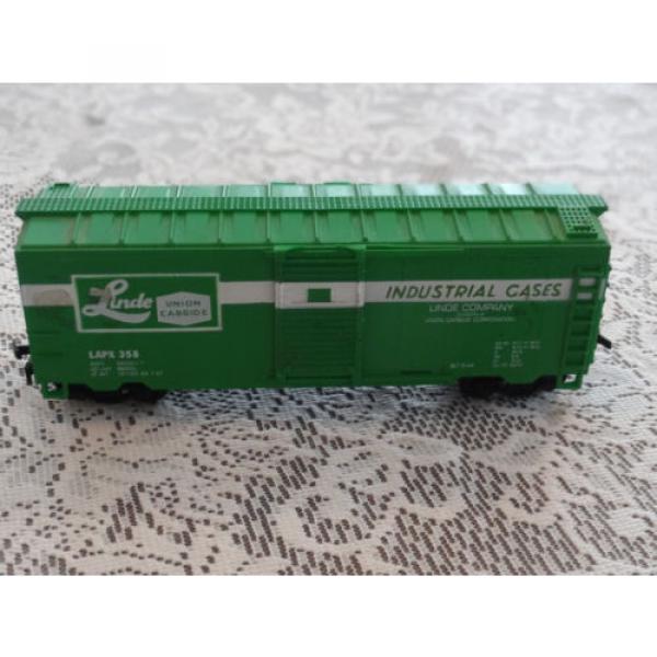 HO SCALE RAILROAD CARS - LINDE UNION CARBIDE INDUSTRIAL CASES frt box car #1 image