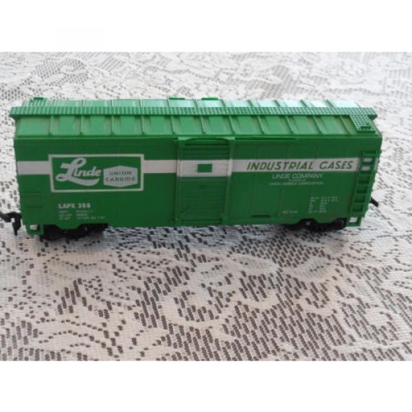 HO SCALE RAILROAD CARS - LINDE UNION CARBIDE INDUSTRIAL CASES frt box car #2 image