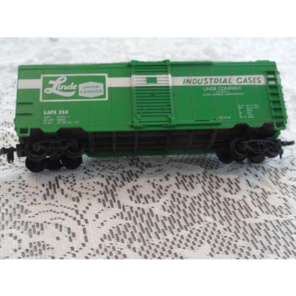 HO SCALE RAILROAD CARS - LINDE UNION CARBIDE INDUSTRIAL CASES frt box car #3 image