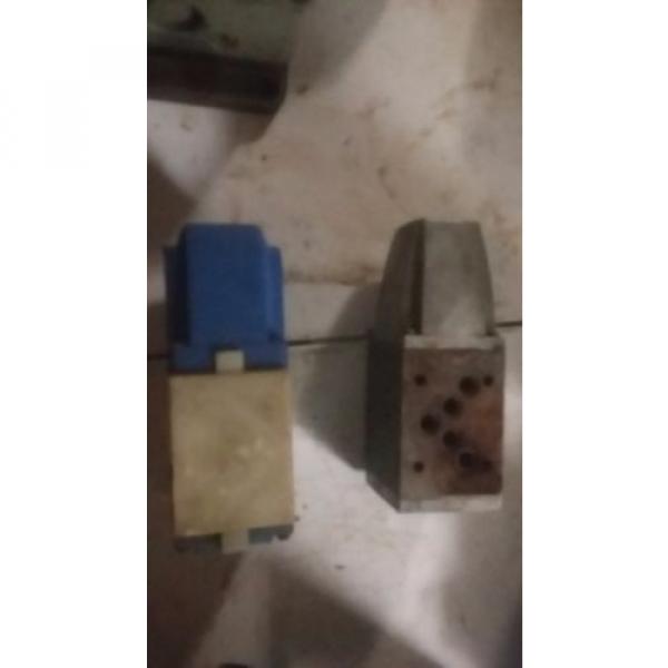 Sperry Vickers Hydraulic Directional Valve #4 image