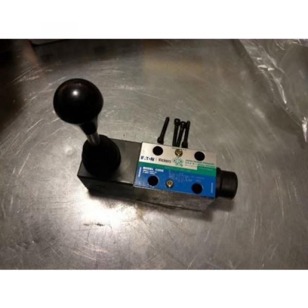 Eaton Vickers Hydraulic 4 Way Directional Control Valve DG17V-3-8C-60 UNUSED #1 image