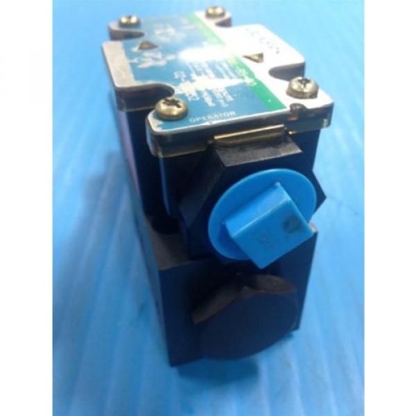 USED VICKERS DG4V-3S-2A-M-FPA3WL-B5-60 SOLENOID DIRECTIONAL VALVE G2 #4 image